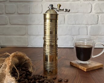 真鍮ハンドル付き手作りの伝統的なトルココーヒーグラインダー、真鍮