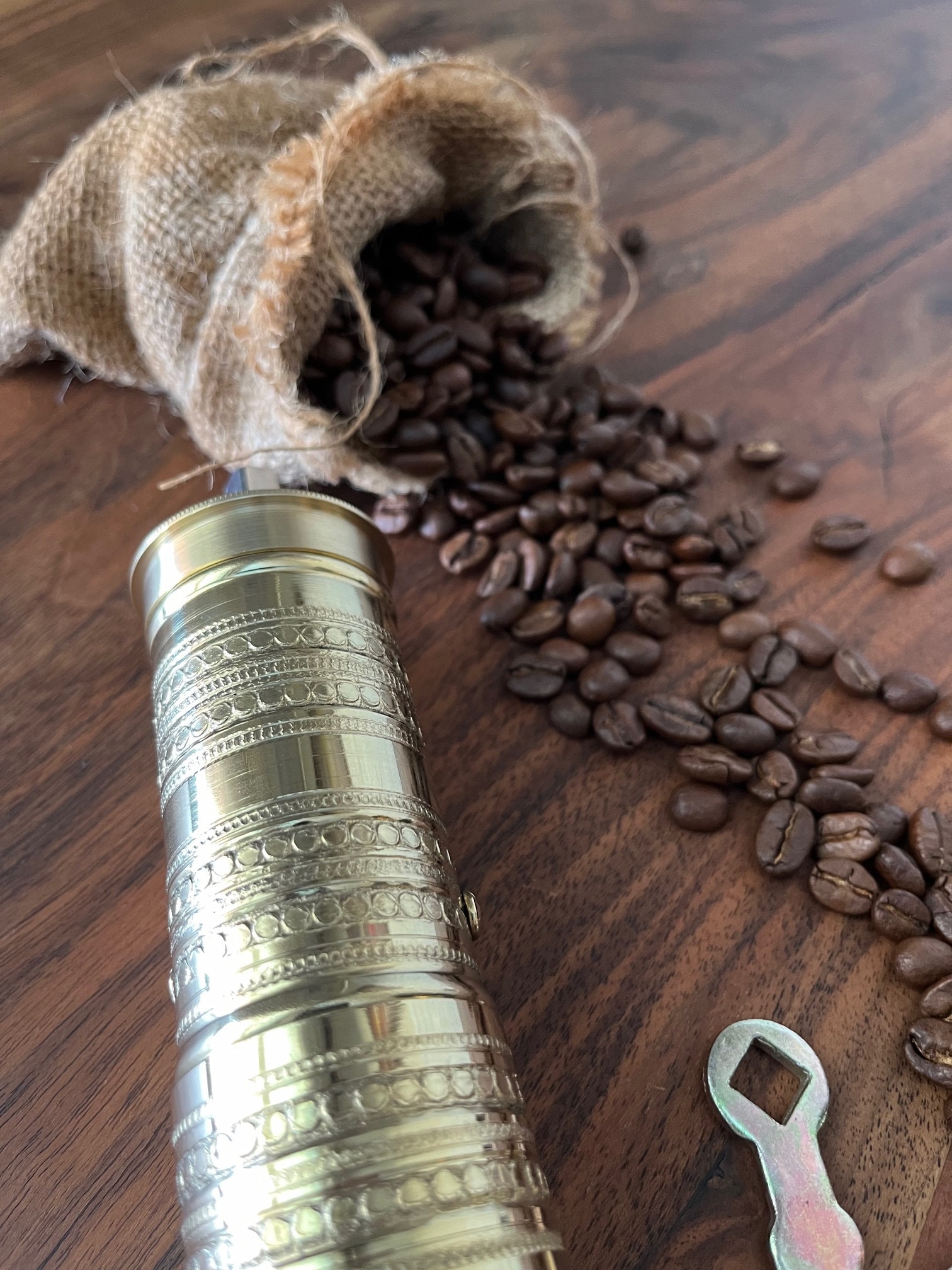 真鍮ハンドル付き手作りの伝統的なトルココーヒーグラインダー、真鍮