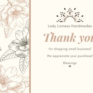 Pu&ograve; includere: Biglietto di ringraziamento con un design floreale. Il biglietto ha uno sfondo color crema con fiori schizzati in tonalit&agrave; marroni. Il testo recita "Lady Lioness Handmades Thank you for shopping small business! We appreciate your purchase! Blessings."