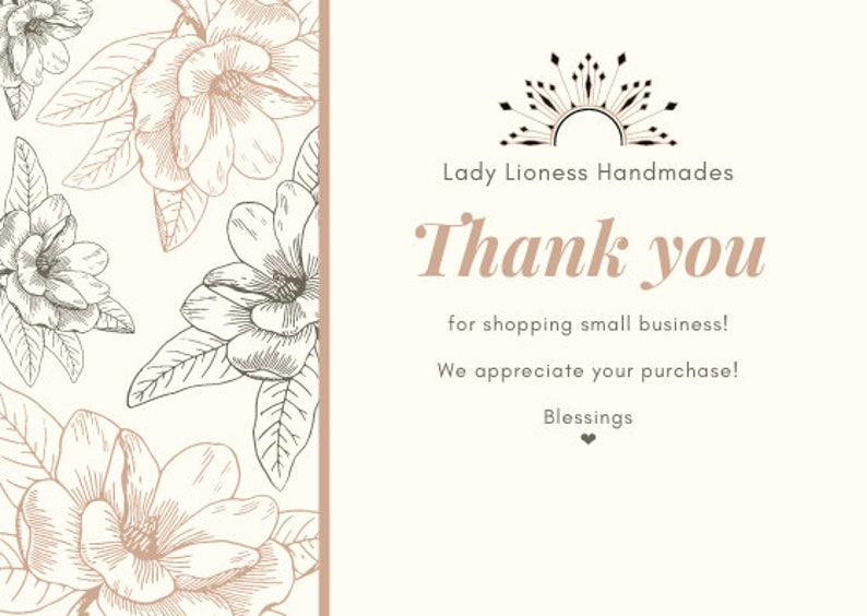 Pu&ograve; includere: Biglietto di ringraziamento con un design floreale. Il biglietto ha uno sfondo color crema con fiori schizzati in tonalit&agrave; marroni. Il testo recita "Lady Lioness Handmades Thank you for shopping small business! We appreciate your purchase! Blessings."