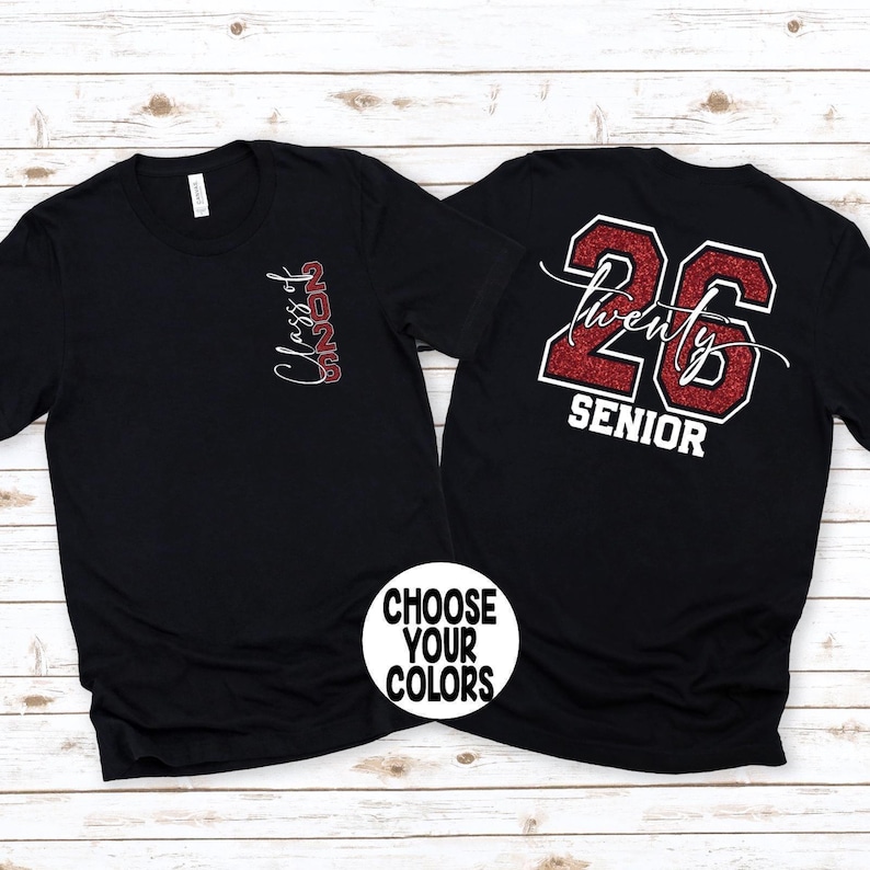 K&ouml;nnte beinhalten: Schwarze T-Shirts mit rotem Glitzertext. Ein Shirt hat vertikal "Class of 2026" auf der Vorderseite. Das andere Shirt hat "Twenty 26 SENIOR" auf der R&uuml;ckseite. Ein wei&szlig;er Kreis mit "CHOOSE YOUR COLORS" befindet sich im Bild.