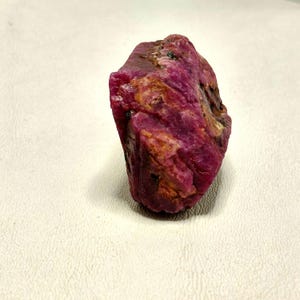 Natürlicher Rubin Rohstein | Unbehandelter Rosa Roter Korund Edelstein für Lapidary