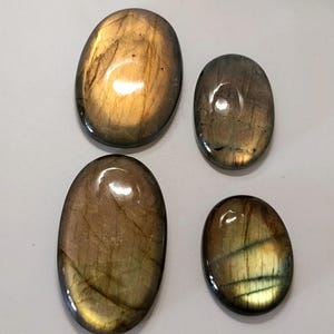 Base cinza com fortes reflexos dourados e verdes Cabochão de Labradorita com fundo liso, polido e plano Pedra preciosa chamativa