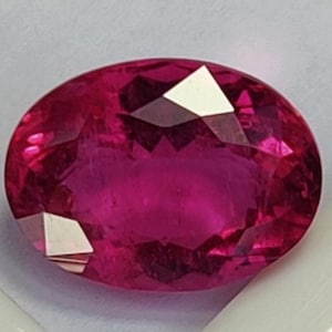 Gema de turmalina rubelita rosa-avermelhada, 8,83 quilates, oval, originária do Congo. imagem 1