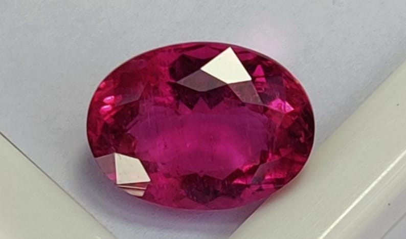 Gema de turmalina rubelita rosa-avermelhada, 8,83 quilates, oval, originária do Congo. imagem 1