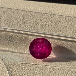 Rubí 100 % origen natural Mozambique Earth Mind Piedra preciosa de color rojo paloma – Forma redonda 1,36 quilates, sin calor ni tratamiento.