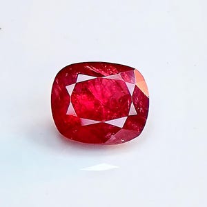 Rubi natural de Moçambique, cor vermelha almofada, lapidado em formato facetado, extraído da terra, 3,41 quilates. Beleza requintada. Sem aquecimento, sem tratamento.