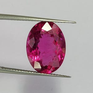 Gema de turmalina rubelita rosa-avermelhada, 8,83 quilates, oval, originária do Congo. imagem 6