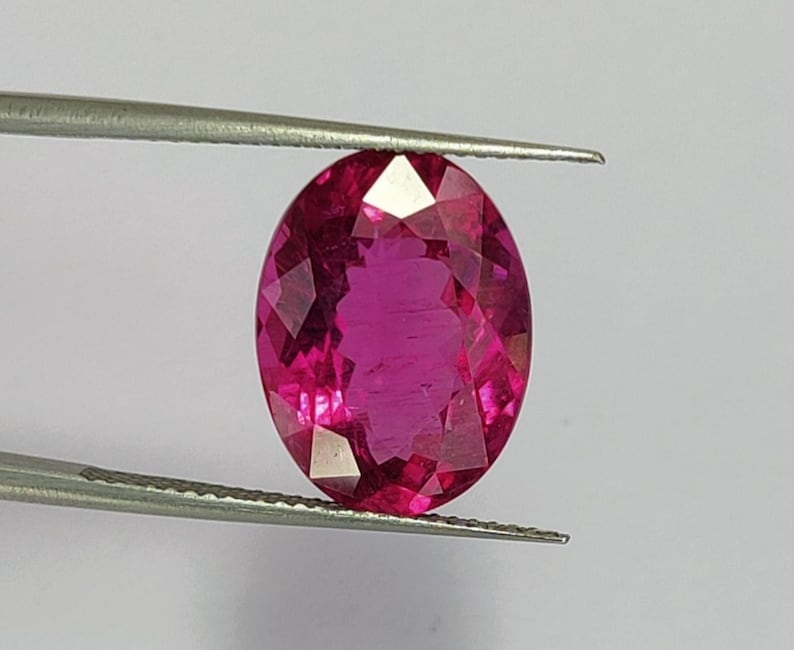 Gema de turmalina rubelita rosa-avermelhada, 8,83 quilates, oval, originária do Congo. imagem 6