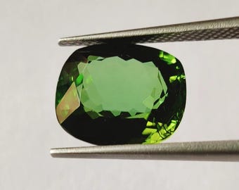 Natürlicher Turmalin, flaschengrün, facettiert, Kissenschliff, 5,79 Karat, aus der Erde gewonnen, unbehandelt, ohne Hitze. Von exquisiter Schönheit.