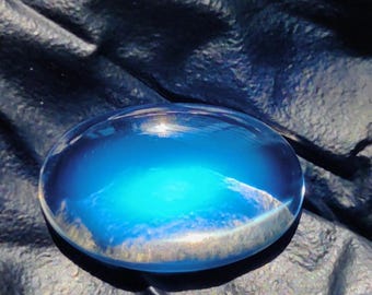 Ortoclásio Pedra da Lua Azul Natural com Adularescência Azul Muito Intensa em toda a Pedra, Beleza Exquisita, Formato Oval Cabochão de 4,23 quilates. Sem tratamento.