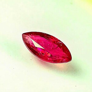 Rubí 100 % natural, extraído de la tierra, color rojo sangre, origen Mozambique, forma marquesa facetada, 1,24 quilates. Piedra preciosa sin tratamiento térmico.