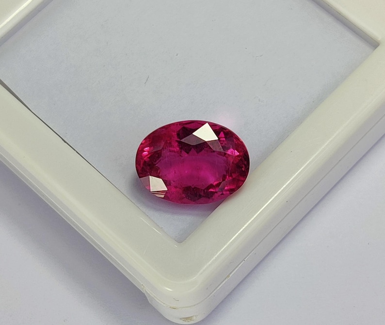 Gema de turmalina rubelita rosa-avermelhada, 8,83 quilates, oval, originária do Congo. imagem 5