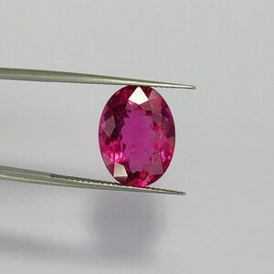Gema de turmalina rubelita rosa-avermelhada, 8,83 quilates, oval, originária do Congo. imagem 8