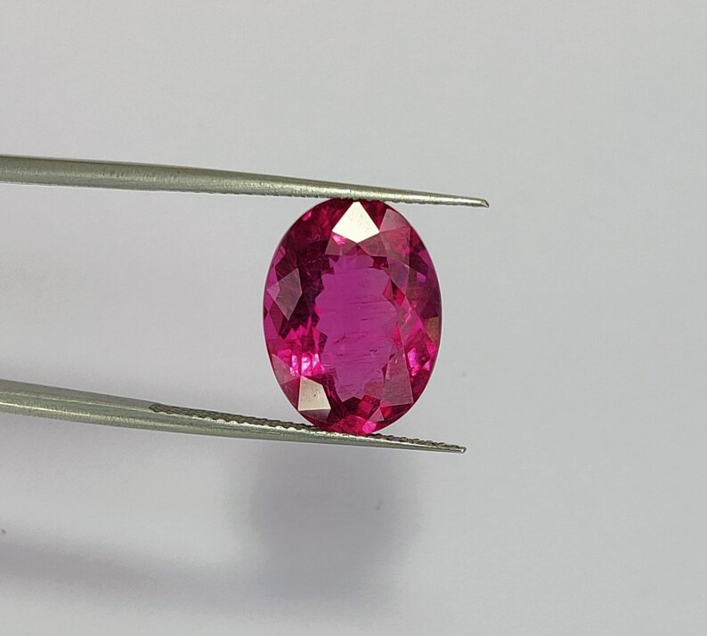 Gema de turmalina rubelita rosa-avermelhada, 8,83 quilates, oval, originária do Congo. imagem 8