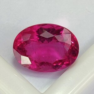 Gema de turmalina rubelita rosa-avermelhada, 8,83 quilates, oval, originária do Congo. imagem 7