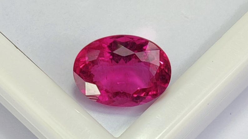 Gema de turmalina rubelita rosa-avermelhada, 8,83 quilates, oval, originária do Congo. imagem 7