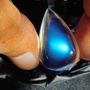 Piedra lunar azul 100% natural. Brillo azul intenso y deslumbrante. Piedra de calidad excepcional. Belleza exquisita. Cabujón en forma de pera de 38,06 quilates.