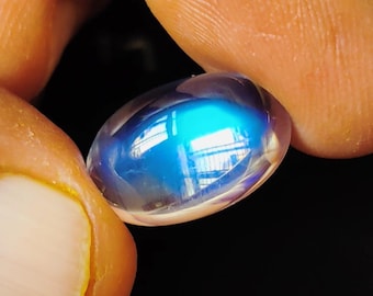 Pedra da Lua Azul Real 100% Natural com Brilho Azul Intenso e Reluzente. Qualidade Excepcional. Beleza Exquisita. Formato Oval Cabochão 9,03 quilates.