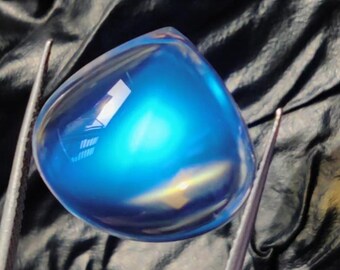Pedra da Lua Azul Real 100% Natural com Brilho Azul Intenso e Qualidade Incrível. Beleza Exquisita. Cabochão em Formato de Coração, 14,69 quilates.