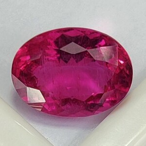 Gema de turmalina rubelita rosa-avermelhada, 8,83 quilates, oval, originária do Congo. imagem 4