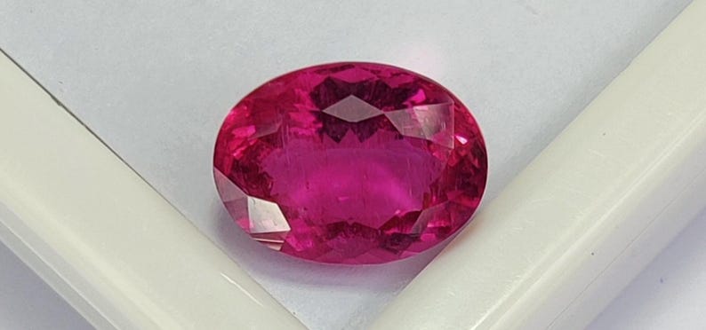 Gema de turmalina rubelita rosa-avermelhada, 8,83 quilates, oval, originária do Congo. imagem 4