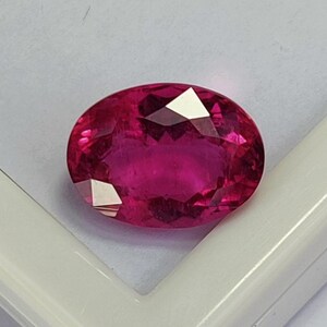 Gema de turmalina rubelita rosa-avermelhada, 8,83 quilates, oval, originária do Congo. imagem 3