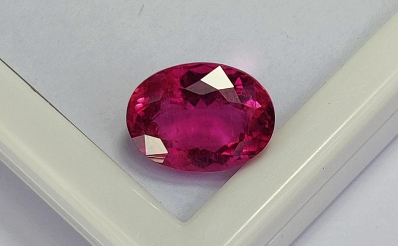Gema de turmalina rubelita rosa-avermelhada, 8,83 quilates, oval, originária do Congo. imagem 3