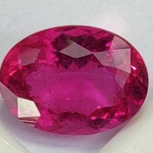 Gema de turmalina rubelita rosa-avermelhada, 8,83 quilates, oval, originária do Congo. imagem 2