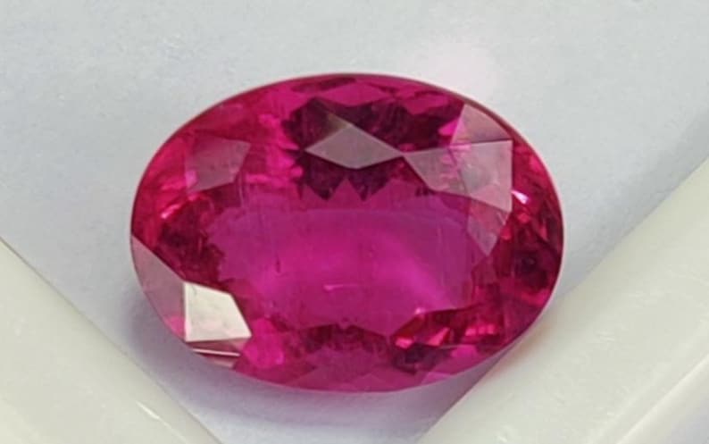 Gema de turmalina rubelita rosa-avermelhada, 8,83 quilates, oval, originária do Congo. imagem 2