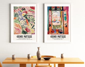 Könnte beinhalten: Zwei gerahmte Kunstdrucke mit Gemälden von Henri Matisse. Der erste Druck zeigt eine Frau in einer farbenfrohen Landschaft, betitelt "La Japonaise: Frau am Wasser". Der zweite Druck zeigt ein Fenster mit Blick auf Boote und eine rote Tür, betitelt "Das offene Fenster, Collioure, 1905."