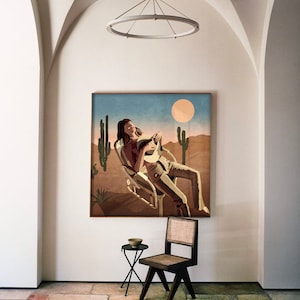 Peut inclure: Une illustration num&eacute;rique d'une femme assise sur une chaise dans un paysage d&eacute;sertique. Elle joue de la guitare et porte un chapeau de cowboy. Le soleil brille dans le ciel et il y a des cactus en arri&egrave;re-plan.