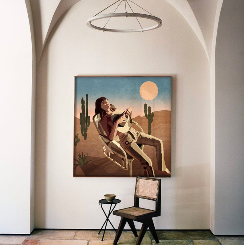 Peut inclure: Une illustration num&eacute;rique d'une femme assise sur une chaise dans un paysage d&eacute;sertique. Elle joue de la guitare et porte un chapeau de cowboy. Le soleil brille dans le ciel et il y a des cactus en arri&egrave;re-plan.
