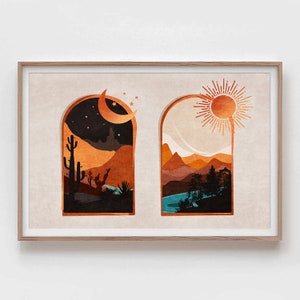 Op de afbeelding: Een digitale kunstprint met twee gebogen ramen, een toont een woestijnlandschap 's nachts met een halve maan en sterren, en de andere toont een berglandschap met een zon en een meer overdag.
