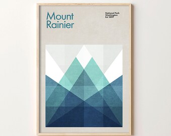 Może przedstawiać: Geometriczny abstrakcyjny wydruk artystyczny Parku Narodowego Mount Rainier w stanie Waszyngton, założonego w 1899 roku. Wydruk przedstawia błękitny i zielony pasmo górskie z białym szczytem.