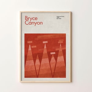 Puede incluir: Una ilustración geométrica de montañas rojas, naranjas y rosas sobre un fondo blanco. El texto "Bryce Canyon" está en la parte superior de la imagen, y "National Park Utah Est 1928" está en la parte superior derecha.