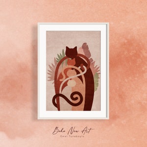 Pode incluir: Impressão de arte abstrata com três gatos estilizados em tons de marrom, laranja e branco, cercados por folhagem verde. A impressão é emoldurada em uma moldura branca e tem o texto "Boho New Art" e "Emel Tunaboylu" abaixo da imagem.