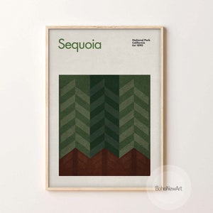 Könnte beinhalten: Ein minimalistisches Poster mit einem geometrischen Design aus grünen und braunen Chevron-Formen. Das Poster enthält den Text "Sequoia National Park California Est 1890" und "BohoNewArt" unten.