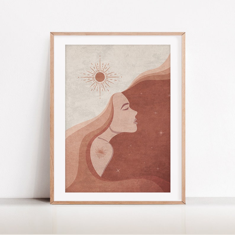Puede incluir: Una ilustraci&oacute;n digital de una mujer con el pelo largo y suelto, un sol sobre su cabeza y un cielo estrellado detr&aacute;s de ella. Los colores son c&aacute;lidos y terrosos, con tonos de marr&oacute;n, naranja y rosa.