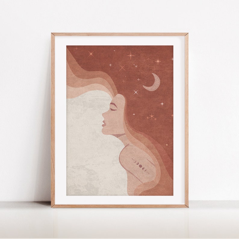 Puede incluir: Una ilustraci&oacute;n digital de una mujer con el pelo largo y fluido, representada en tonos marrones y rosados. El fondo es un cielo nocturno estrellado con una luna creciente. La mujer tiene un tatuaje de una luna creciente y fases de la luna en su brazo.