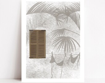 Puede incluir: Una pared blanca con una persiana de madera marrón y las sombras de palmeras proyectadas en la pared. También se ven sombras de ropa colgada en un tendedero.