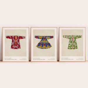 Peut inclure: Trois impressions encadrées de caftans du palais ottoman. Les impressions présentent des illustrations détaillées de caftans avec des motifs complexes en rouge, bleu, jaune et vert. Le texte "CAFTAN SERIE" et "The Art of Ottoman Palace Caftan" est imprimé sous chaque image.