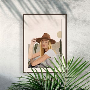 Puede incluir: Una ilustraci&oacute;n digital de una mujer con un sombrero de vaquero marr&oacute;n y una camiseta blanca, sentada en un paisaje des&eacute;rtico con cactus.