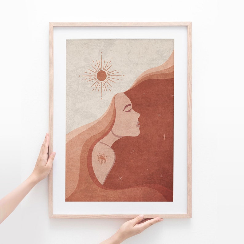 Puede incluir: Una ilustraci&oacute;n digital de la cara de una mujer con el pelo largo y fluido en tonos naranja y marr&oacute;n. El fondo es un degradado de naranja y marr&oacute;n con un sol estilizado y estrellas.