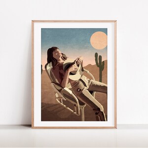 Peut inclure: Une femme v&ecirc;tue d'une chemise brune et d'un jean est assise sur une chaise dans un paysage d&eacute;sertique. Elle tient un chapeau blanc dans ses mains. Le ciel est bleu avec un grand soleil orange en arri&egrave;re-plan. Il y a deux grands cactus verts en arri&egrave;re-plan.