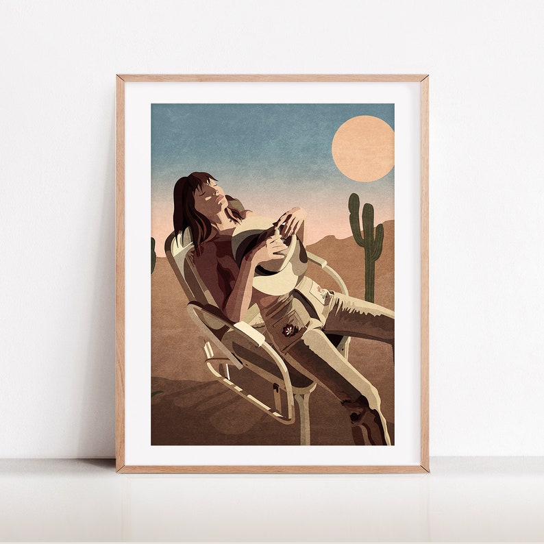 Peut inclure: Une femme v&ecirc;tue d'une chemise brune et d'un jean est assise sur une chaise dans un paysage d&eacute;sertique. Elle tient un chapeau blanc dans ses mains. Le ciel est bleu avec un grand soleil orange en arri&egrave;re-plan. Il y a deux grands cactus verts en arri&egrave;re-plan.