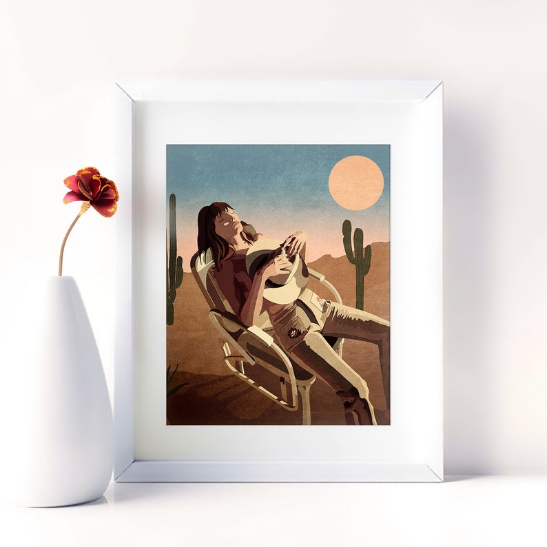 Peut inclure: Une femme v&ecirc;tue d'une chemise blanche et d'un jean est assise sur une chaise dans un paysage d&eacute;sertique. Elle tient un chapeau dans ses mains. Le soleil brille dans le ciel.