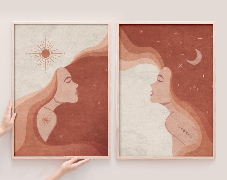 Puede incluir: Dos impresiones enmarcadas con un dise&ntilde;o minimalista que presenta el perfil de una mujer con el pelo suelto, una con un sol y la otra con una luna y estrellas. Las impresiones tienen una paleta de colores c&aacute;lidos y terrosos.