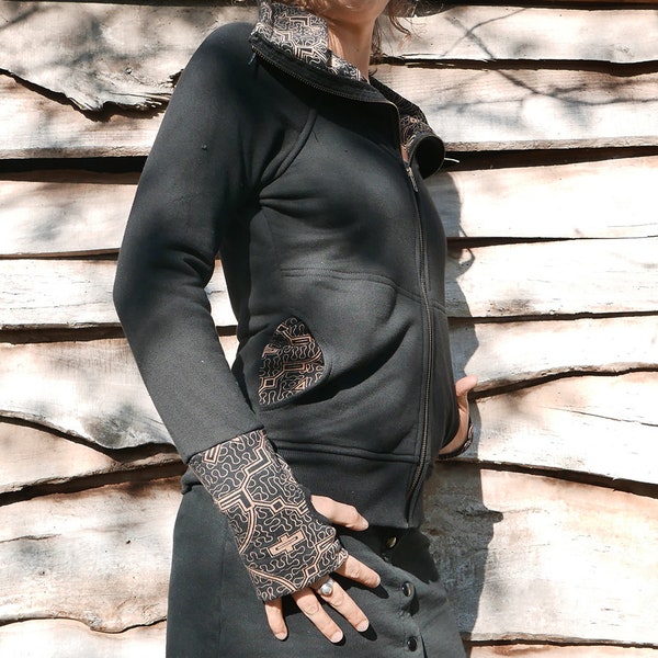 veste femme en sweat noire, veste ceintrée molletonée avec empiecement imprimé, veste chaude près du corps, motif Shipibo