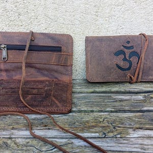 Bolsa de tabaco de piel de búfalo, estuche de tabaco hecho a mano, bolsa de tabaco artesanal en piel gruesa, motivo Om, artesanía de calidad.
